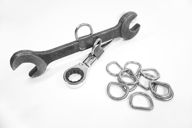 Dee-ring connectors for tool lanyards