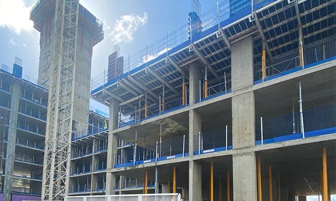 Temporary edge protection for concrete constructions