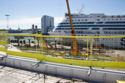 Adjustable clamp 550 for temporary edge protection on concrete wall at construction site UK