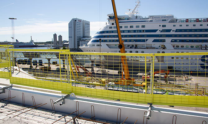 Adjustable clamp 550 for temporary edge protection on concrete wall at construction site UK