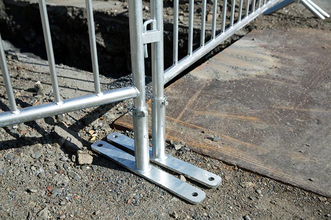 Flat foot guard rail system